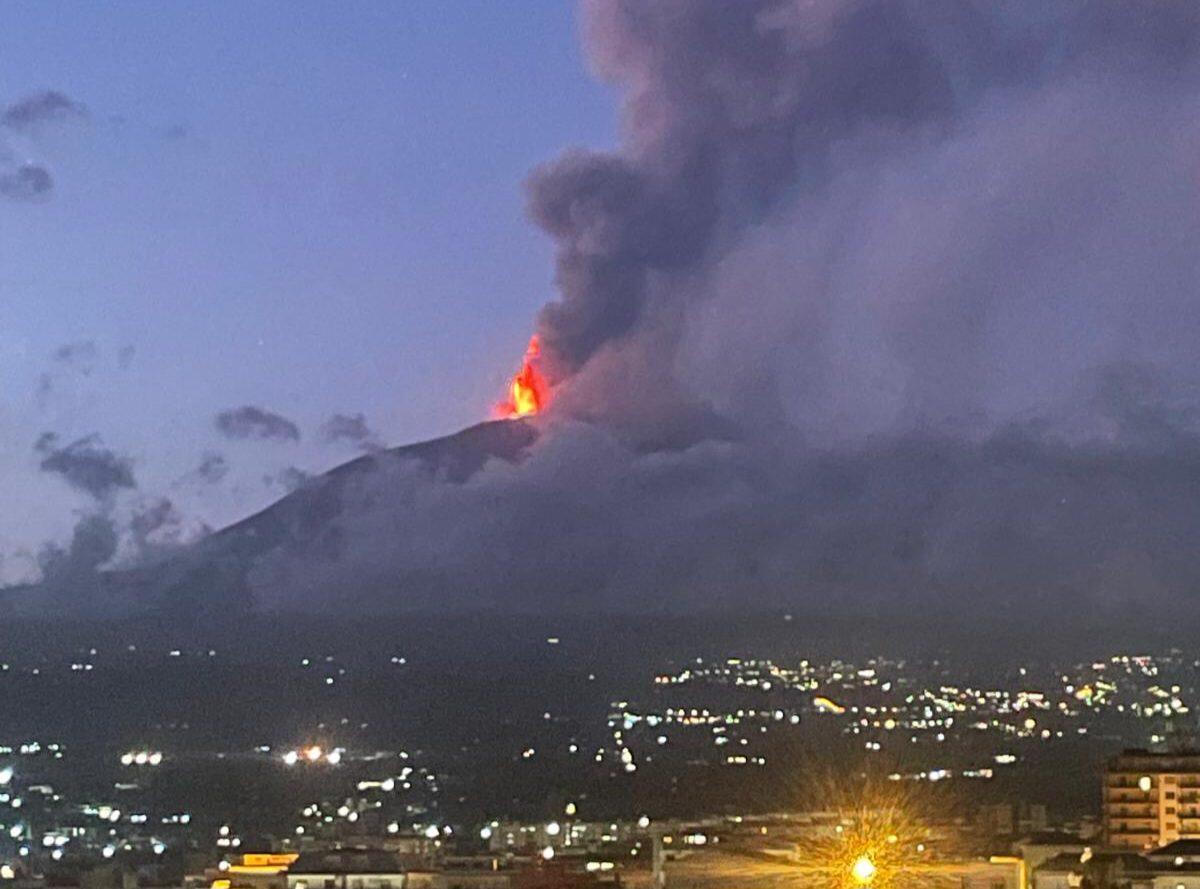 ALLERTA ROSSA PER LO STROMBOLI ED ETNA IN PIENA ATTIVITÀ: ALTA NUBE DA CRATERE, PIOGGIA DI CENERE SUI PAESI ETNEI - 