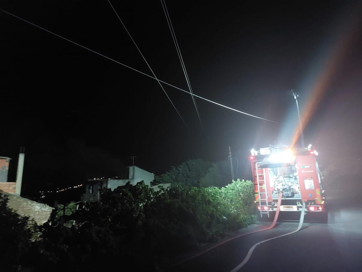 PATERNÒ. INCENDIO IN UN'ABITAZIONE ABBANDONATA: VIGILI DEL FUOCO IN AZIONE - 