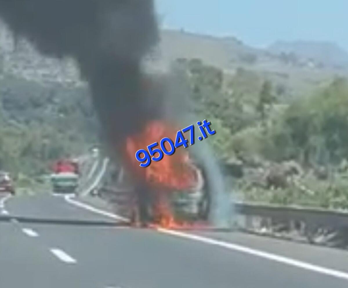 AUTO IN FIAMME SULL'AUTOSTRADA CATANIA-MESSINA: NESSUN FERITO, TRAFFICO IN TILT - 