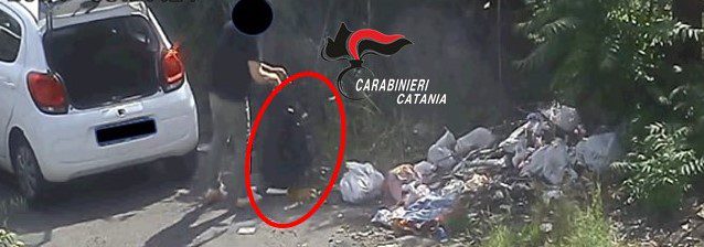BUTTANO RIFIUTI NEL PARCO DELL’ETNA, RIPRESI DA TELECAMERA NASCOSTA CARABINIERI DENUNCIANO DUE UOMINI E UNA DONNA