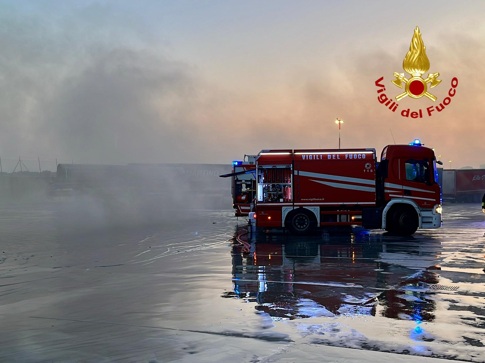 CONTAINER IN FIAMME AL PORTO DI CATANIA