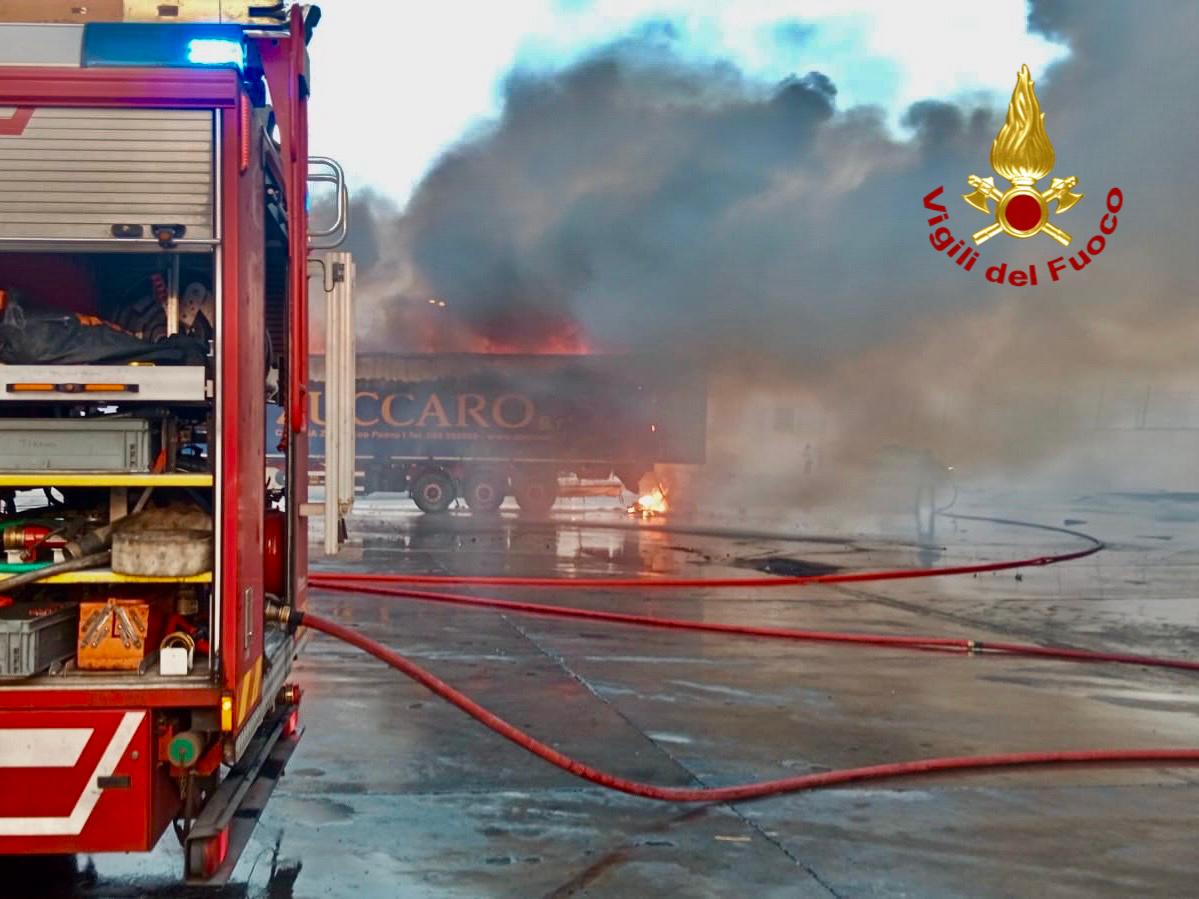 CONTAINER IN FIAMME AL PORTO DI CATANIA