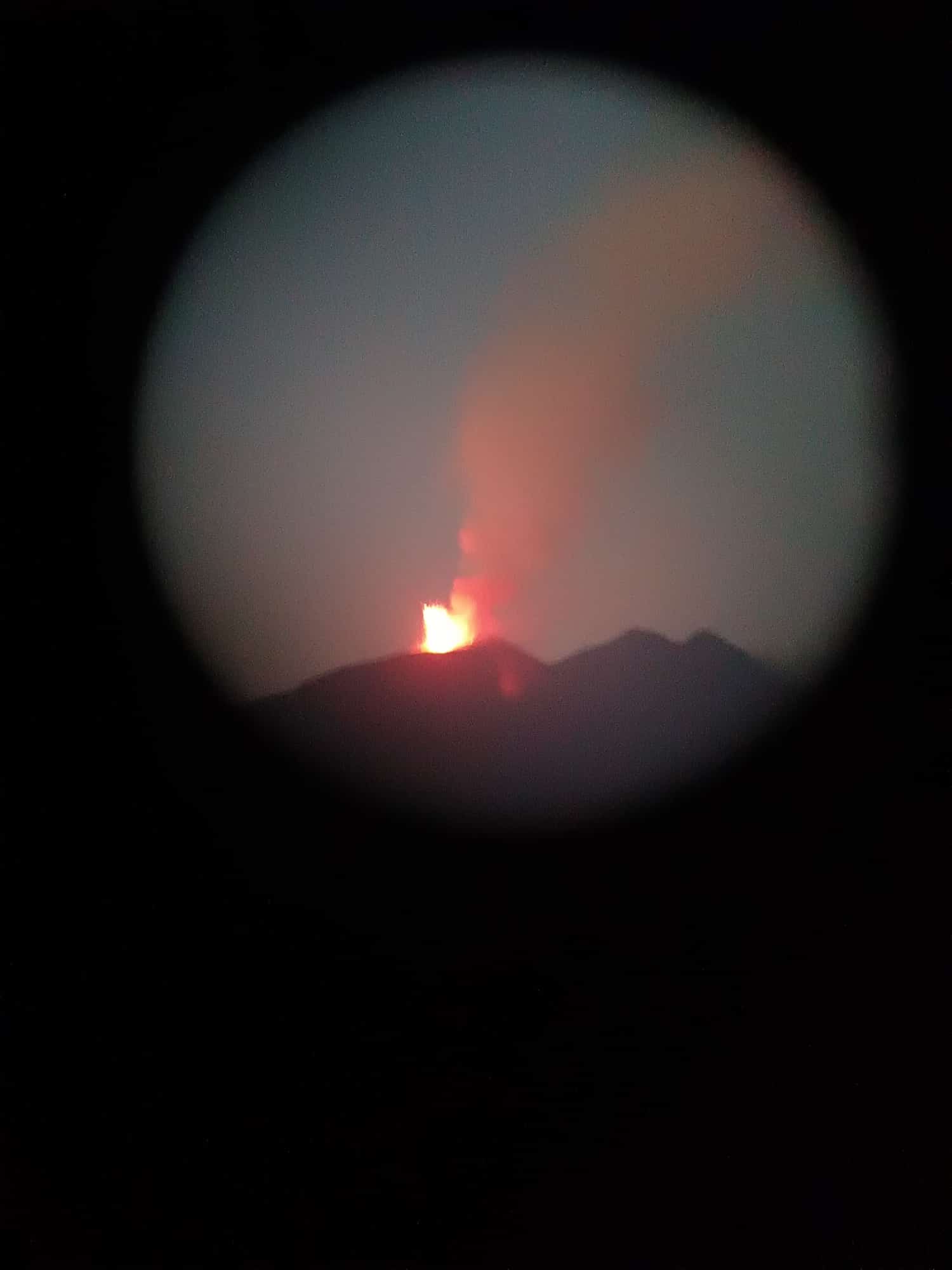 INTENSIFICAZIONE DELL'ATTIVITÀ STROMBOLIANA AL CRATERE VORAGINE DELL'ETNA: FONTANA DI LAVA E EMISSIONI DI CENERE IN DIREZIONE SSE