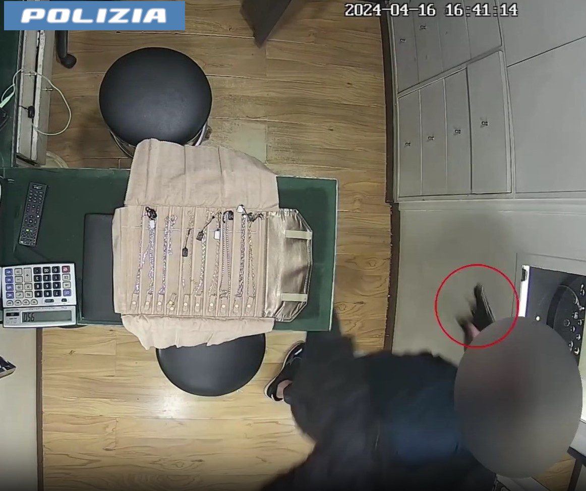 CATANIA. DUE RAPINE IN GIOIELLERIA E UN BOTTINO DI 280 MILA EURO: PRESO IL BANDITO TRADITO DAI TATUAGGI