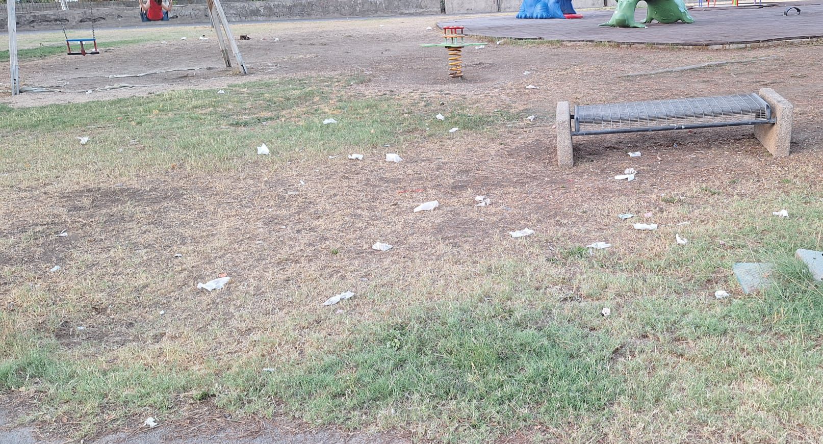 PARCO DEL SOLE IN DEGRADO: PUBBLICHIAMO LA SEGNALAZIONE DI UN GENITORE