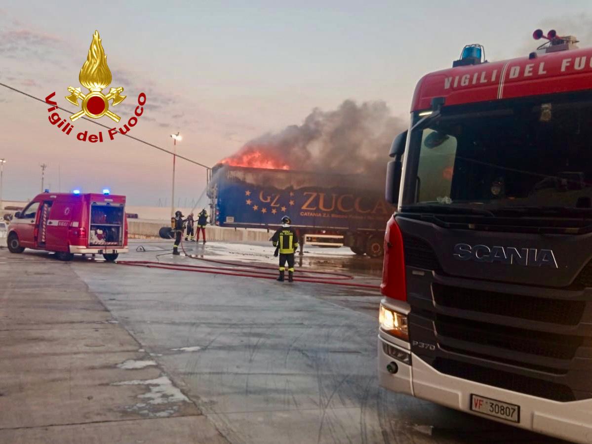 CONTAINER IN FIAMME AL PORTO DI CATANIA