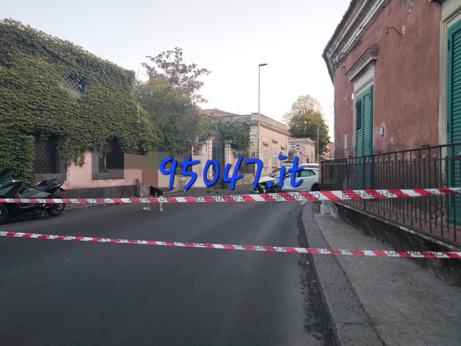 AUTO FINISCE CONTRO UN MURO A TREMESTIERI ETNEO: CONDUCENTE FERITO