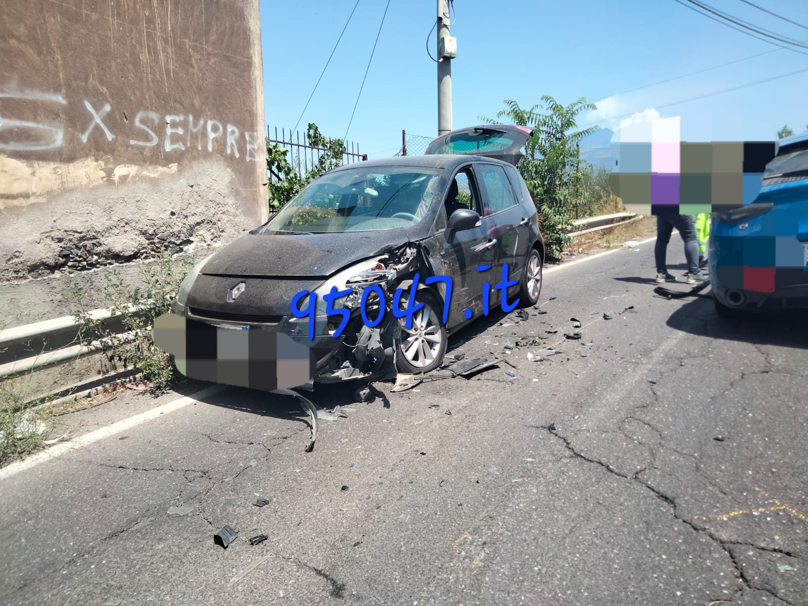 PATERNÒ, VIOLENTO SCONTRO IN VIA DELLA LIBERTÀ,  4 FERITI