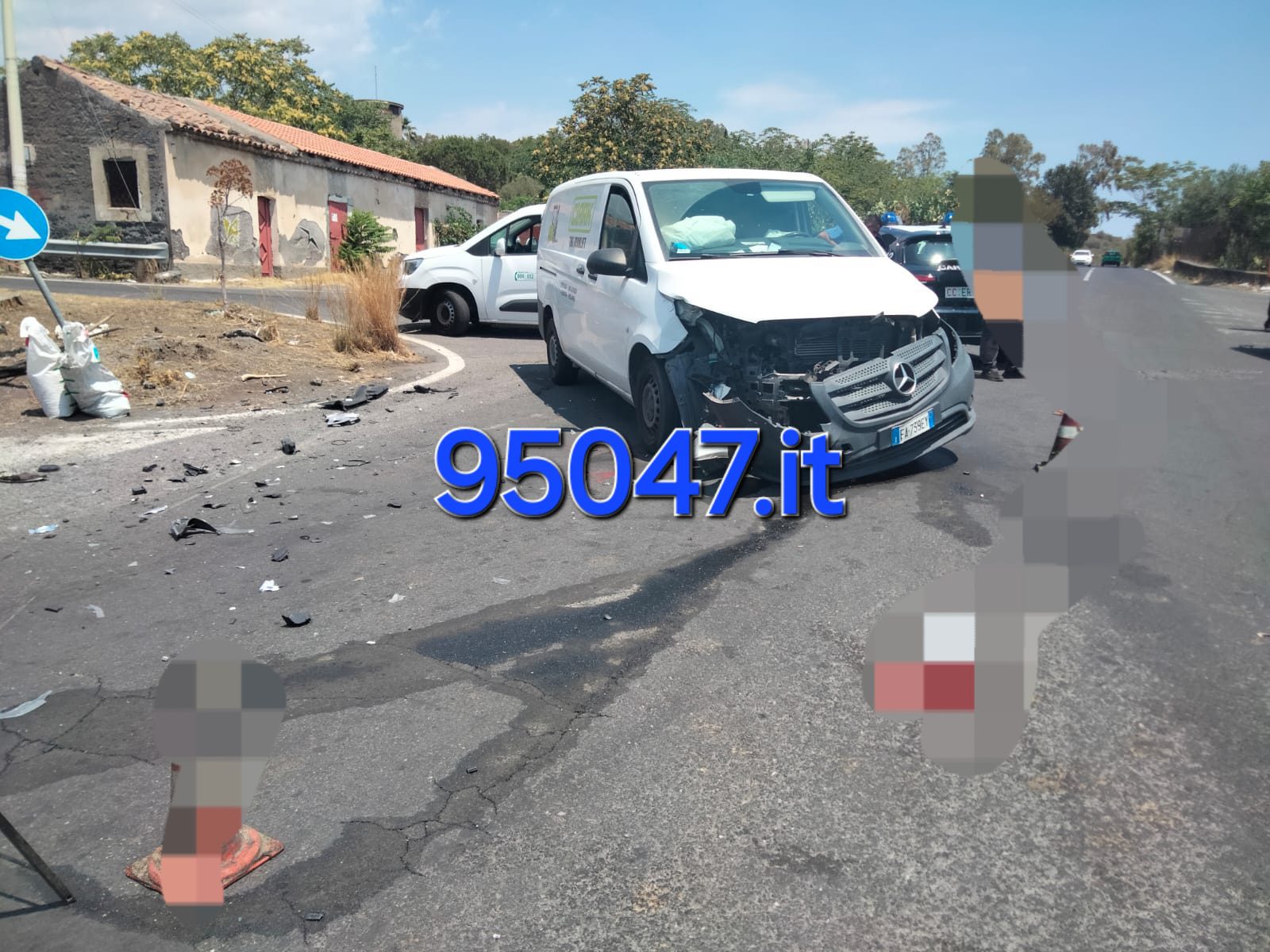 PATERNO'. VIOLENTO SCONTRO AUTO FURGONE IERI SULLA SP4/II LICODIA-BELPASSO, DUE FERITI