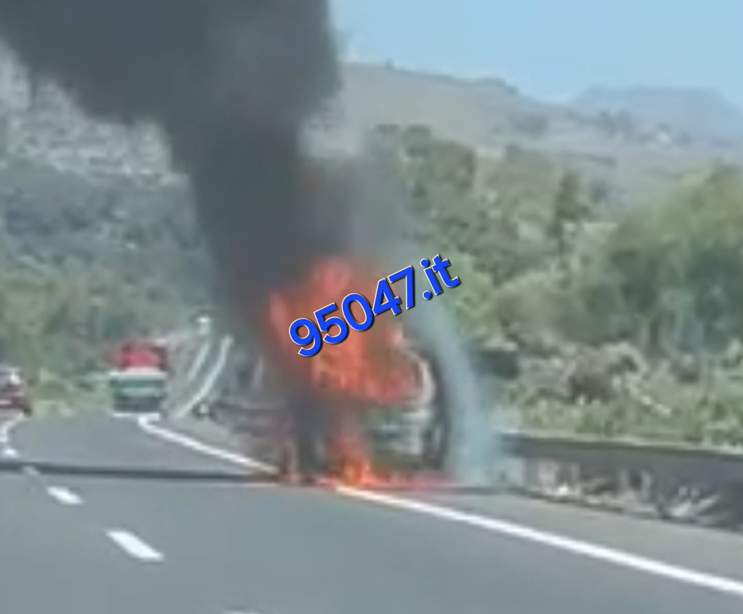 AUTO IN FIAMME SULL'AUTOSTRADA CATANIA-MESSINA: NESSUN FERITO, TRAFFICO IN TILT