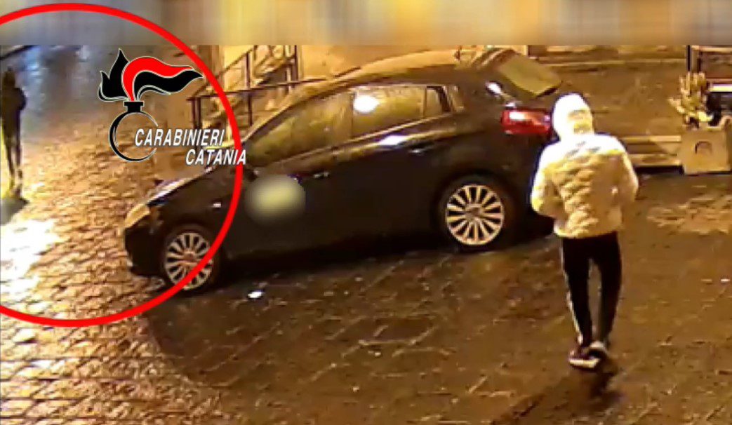 BRONTE. HANNO FATTO SALTARE IN ARIA 11 COLONNINE PER IL PARCHEGGIO A BRONTE: IDENTIFICATI E DENUNCIATI I 3 GIOVANI