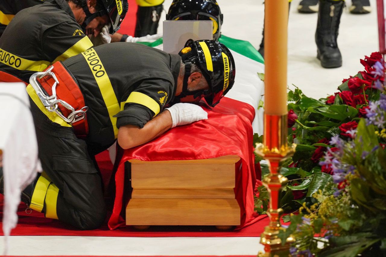 A MATERA I FUNERALI DEI DUE VIGILI DEL FUOCO MORTI DURANTE LO SPEGNIMENTO DI UN INCENDIO