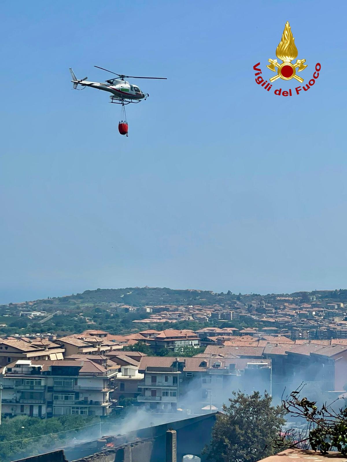 INCENDIO SULL'AUTOSTRADA A18 AD ACI CATENA, FIAMME ALLE SPALLE DEL CIMITERO: TRAFFICO IN TILT, LUNGHE CODE