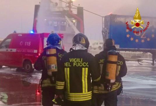 CONTAINER IN FIAMME AL PORTO DI CATANIA