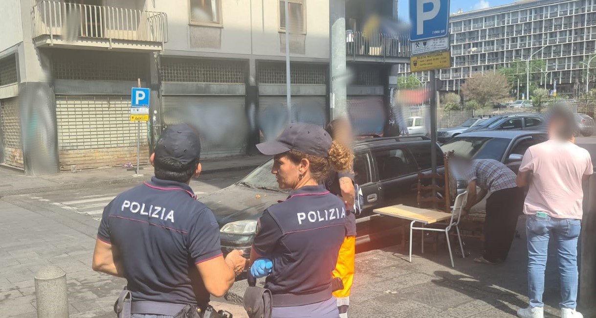 CATANIA. SEDIE E POLTRONE SUL MARCIAPIEDE, OPERAZIONE “DECORO” A SAN BERILLO