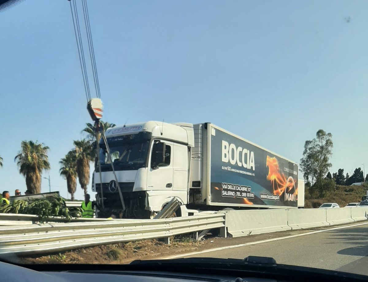 Lunghe Code sulla A18 per Rimozione Mezzi dopo Incidente Stradale