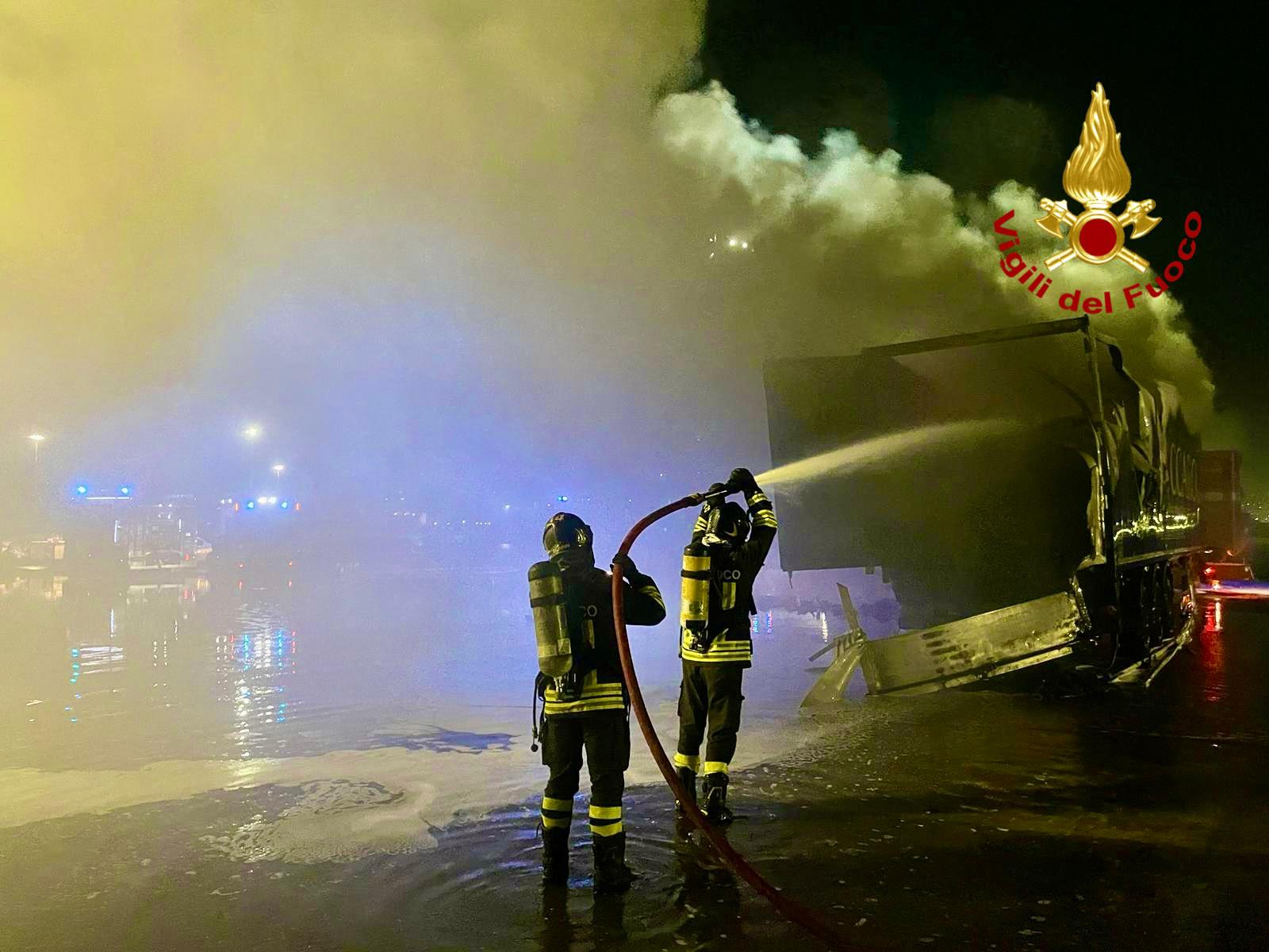 CONTAINER IN FIAMME AL PORTO DI CATANIA