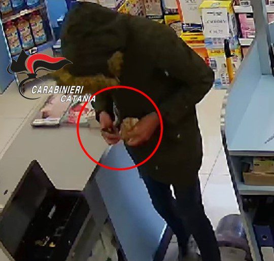 PATERNO'. ARRESTATO PER 9 RAPINE IN 2 MESI, TRADITO DA TATUAGGIO SUL COLLO