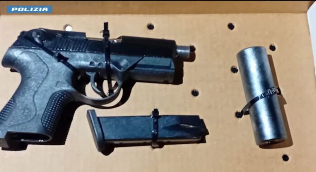 CATANIA. TESTANO PISTOLA CON SILENZIATORE IN STRADA, QUATTRO ARRESTI