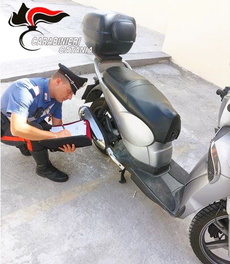 PATERNÒ. CIRCOLAVA CON UNO SCOOTER CON TARGA E TELAIO MODIFICATI. DENUNCIATO PER RICICLAGGIO.