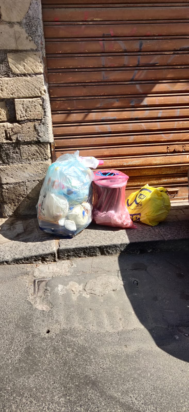 PATERNO'. ABBANDONO ABUSIVO DI RIFIUTI ALL'ANGOLO DI VIA CARSO, LA FOTO SEGNALAZIONE DI UN NOSTRO LETTORE