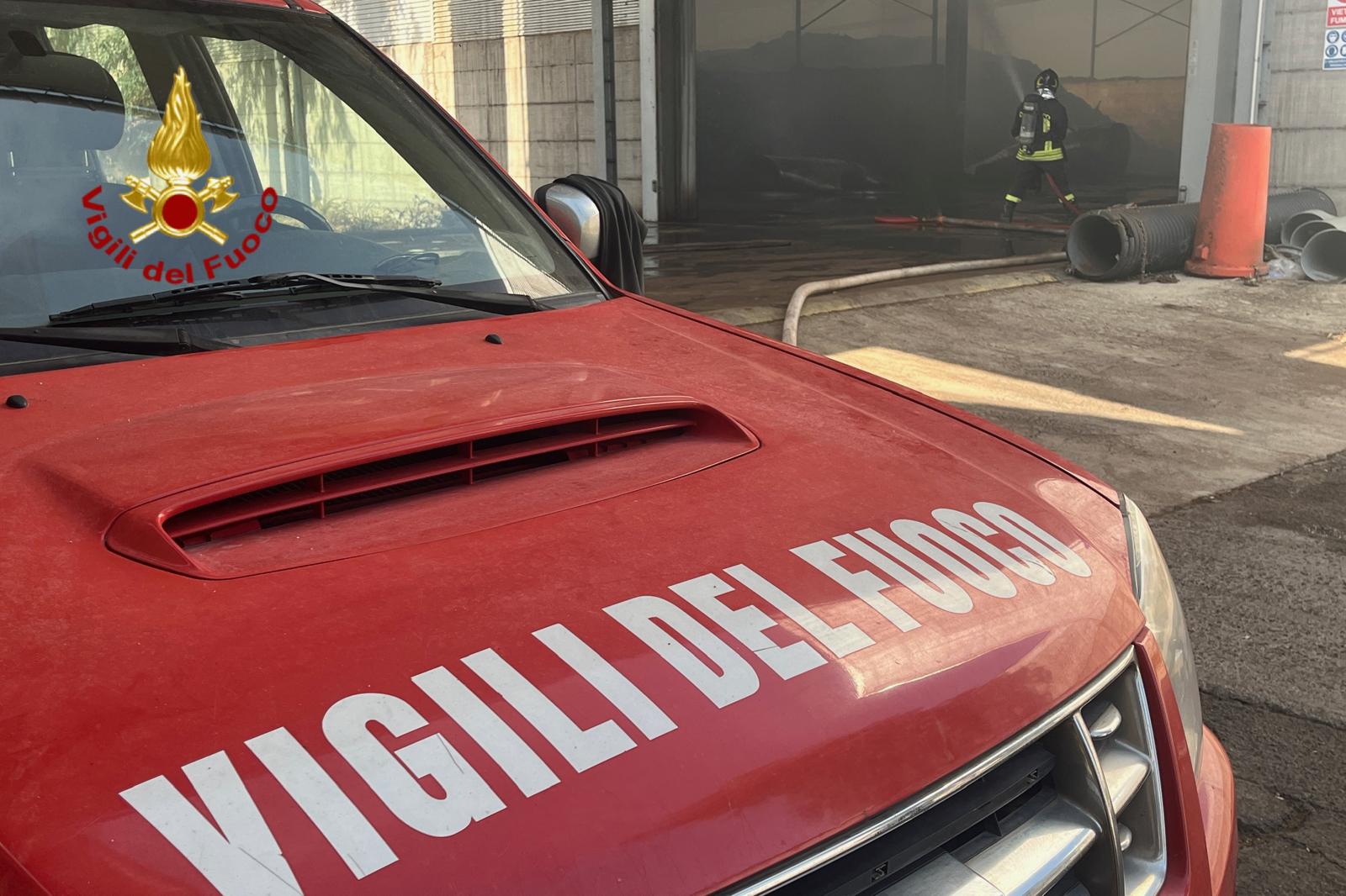 Incendio in capannone della zona industriale di Catania