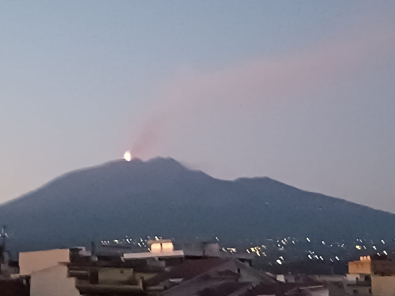 INTENSIFICAZIONE DELL'ATTIVITÀ STROMBOLIANA AL CRATERE VORAGINE DELL'ETNA: FONTANA DI LAVA E EMISSIONI DI CENERE IN DIREZIONE SSE