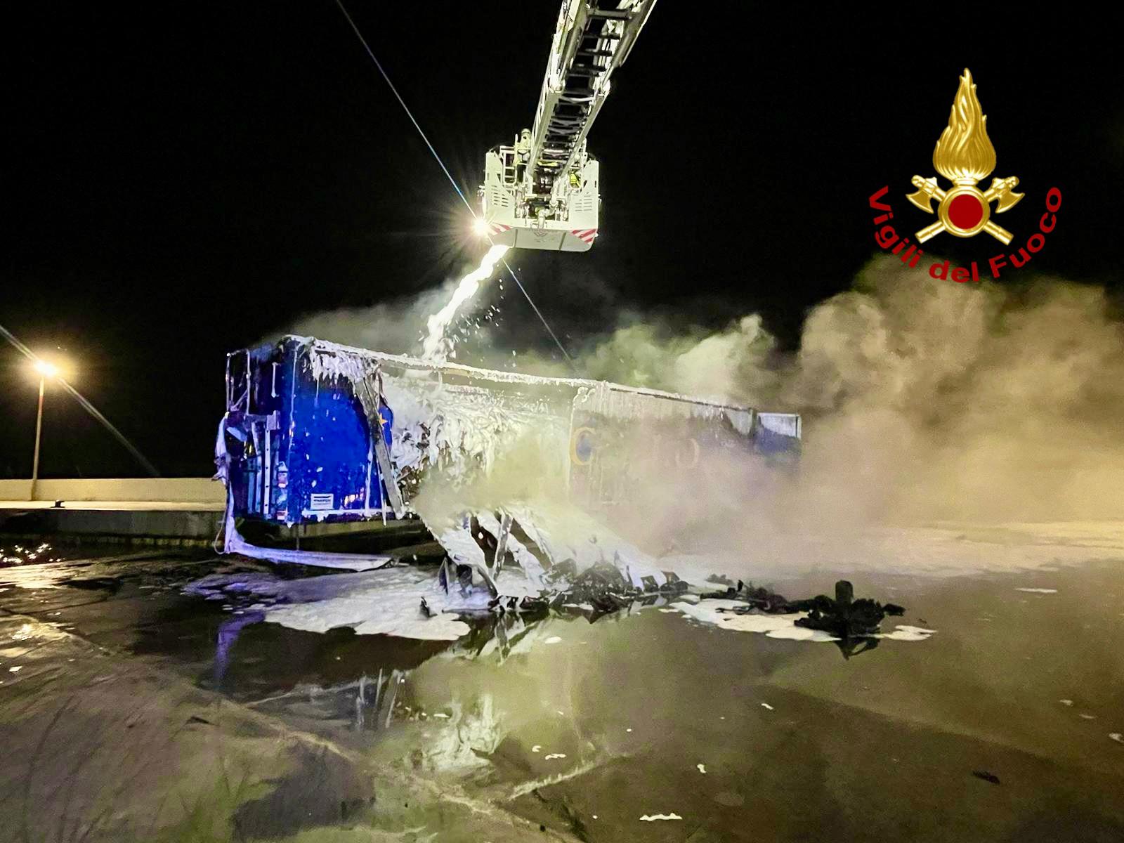 CONTAINER IN FIAMME AL PORTO DI CATANIA