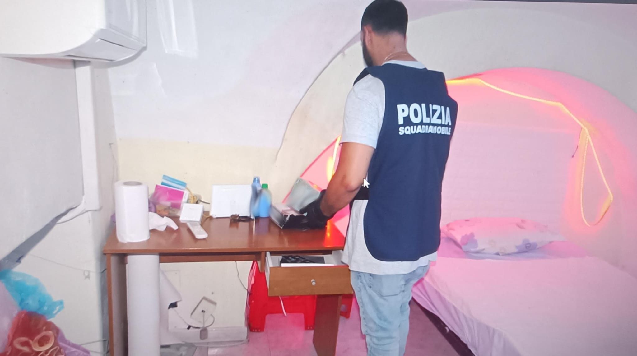 CATANIA. CASE A LUCI ROSSE E FINTI CENTRI MASSAGGI: LA POLIZIA NE CHIUDE 8