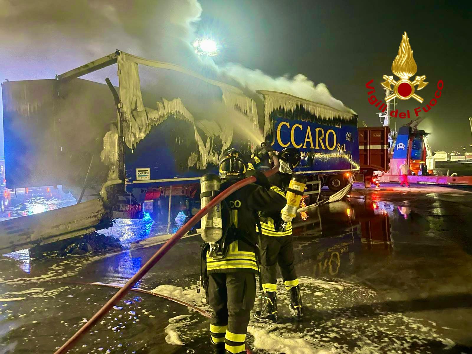 CONTAINER IN FIAMME AL PORTO DI CATANIA