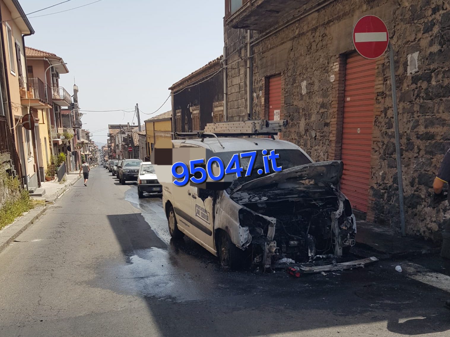 BELPASSO. FIAMME NEL VANO MOTORE, A FUOCO UN FURGONE