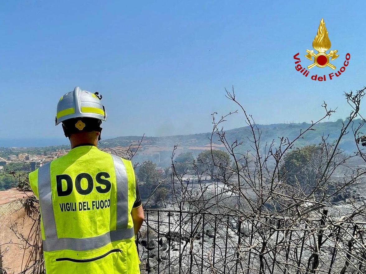 INCENDIO SULL'AUTOSTRADA A18 AD ACI CATENA, FIAMME ALLE SPALLE DEL CIMITERO: TRAFFICO IN TILT, LUNGHE CODE