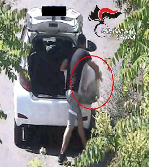 BUTTANO RIFIUTI NEL PARCO DELL’ETNA, RIPRESI DA TELECAMERA NASCOSTA CARABINIERI DENUNCIANO DUE UOMINI E UNA DONNA