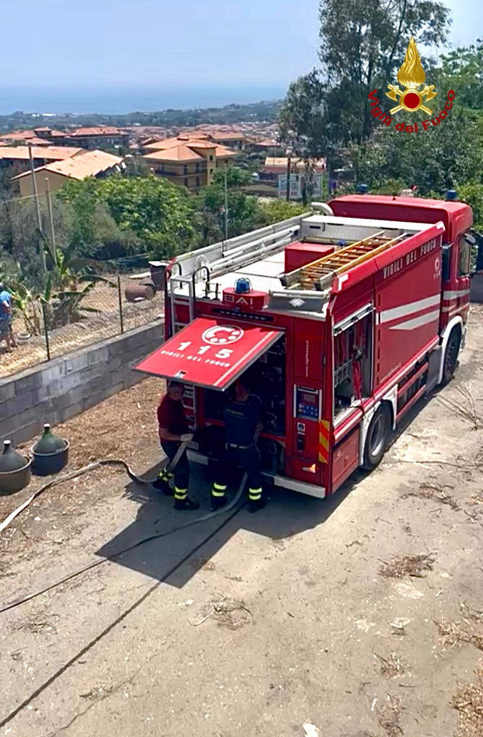 INCENDIO SULL'AUTOSTRADA A18 AD ACI CATENA, FIAMME ALLE SPALLE DEL CIMITERO: TRAFFICO IN TILT, LUNGHE CODE