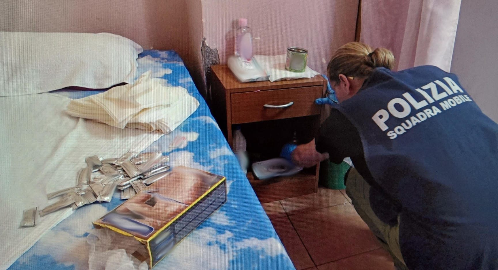 CATANIA. CASE A LUCI ROSSE E FINTI CENTRI MASSAGGI: LA POLIZIA NE CHIUDE 8
