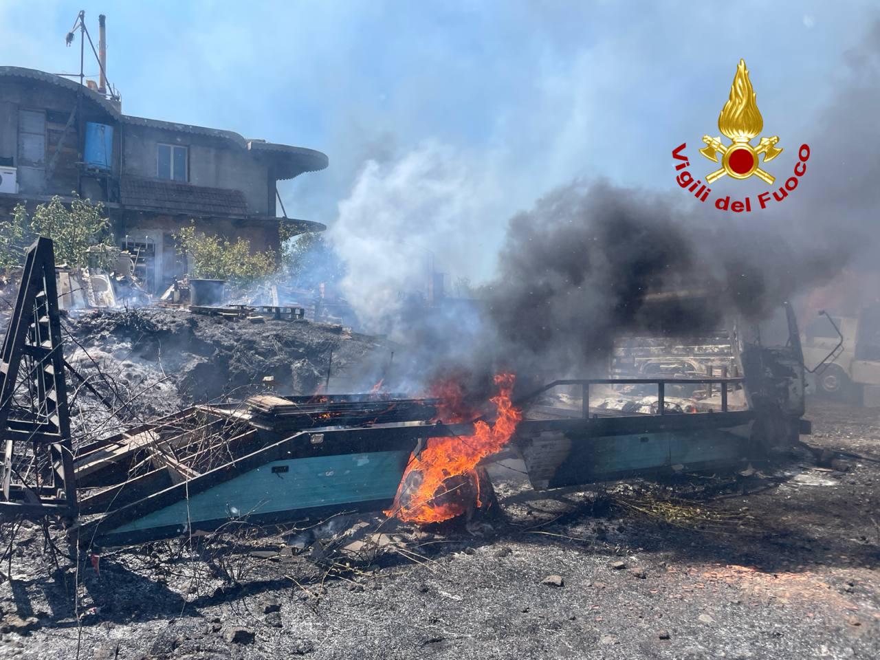 INCENDIO DI STERPAGLIE A MASCALUCIA: INTERVENTO IN CORSO, LE FIAMME MINACCIANO ABITAZIONI