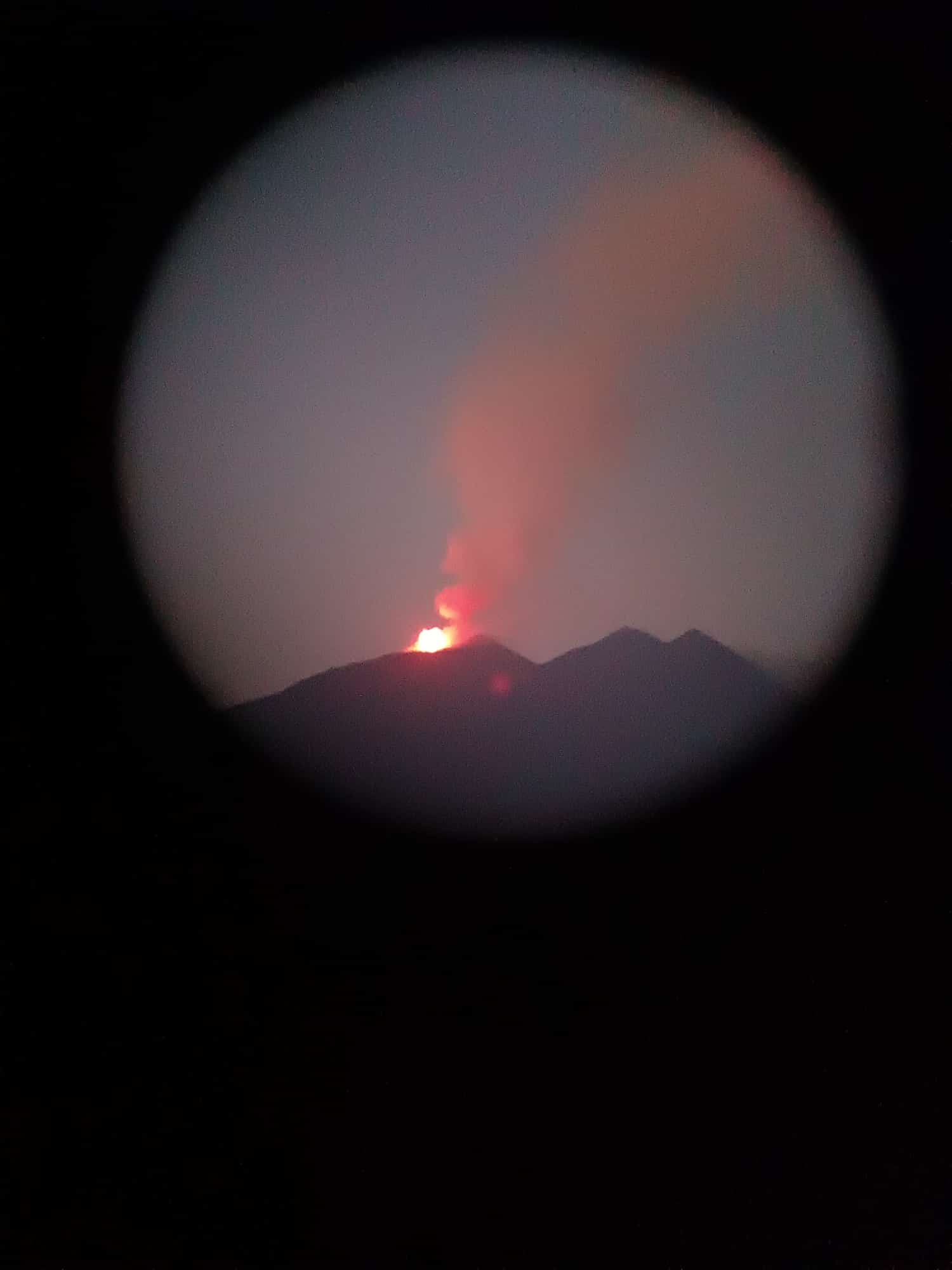 INTENSIFICAZIONE DELL'ATTIVITÀ STROMBOLIANA AL CRATERE VORAGINE DELL'ETNA: FONTANA DI LAVA E EMISSIONI DI CENERE IN DIREZIONE SSE
