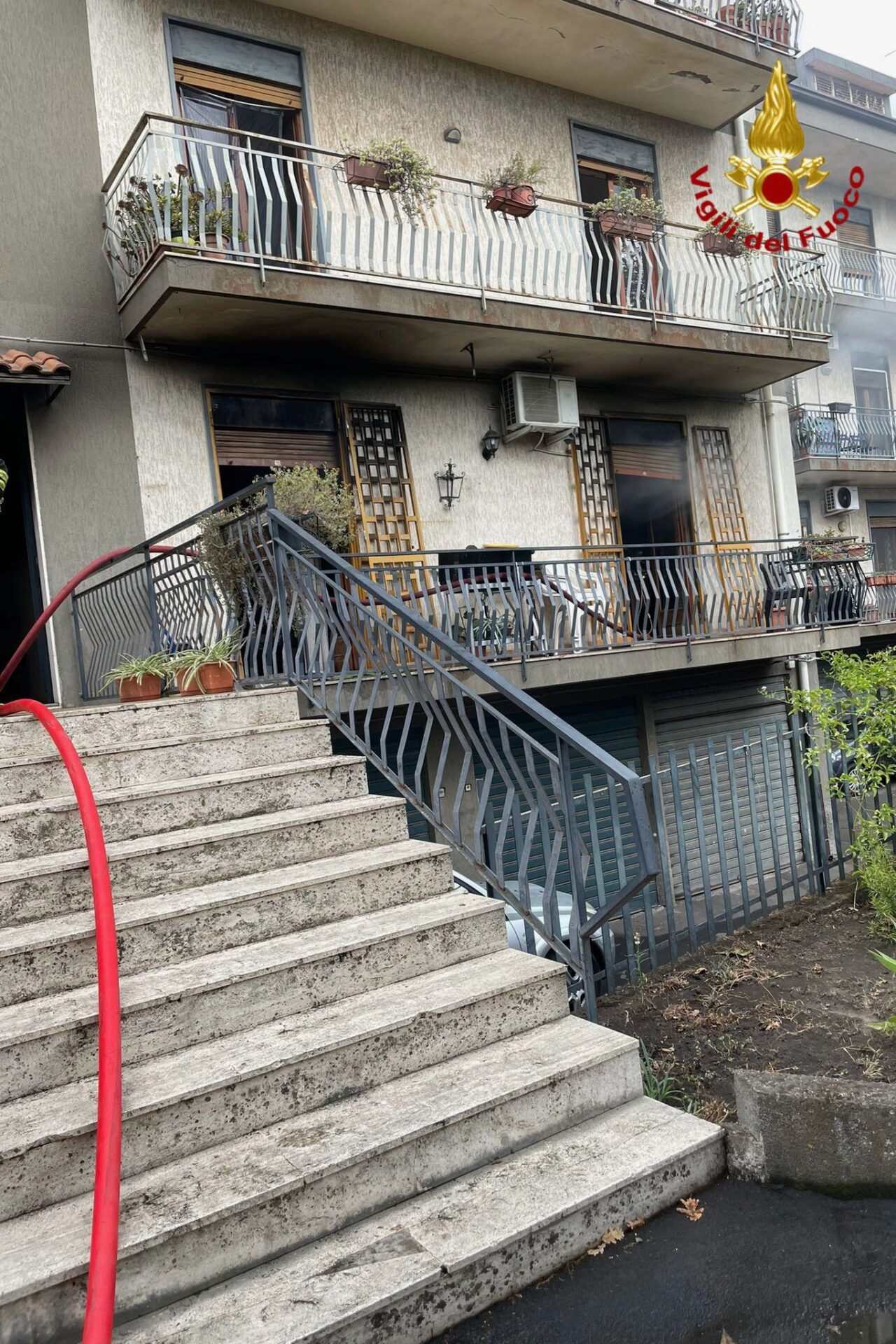 APPARTAMENTO DISTRUTTO DA UN INCENDIO AD ACI SANT'ANTONIO: IL PROPRIETARIO RIESCE A METTERSI IN SALVO