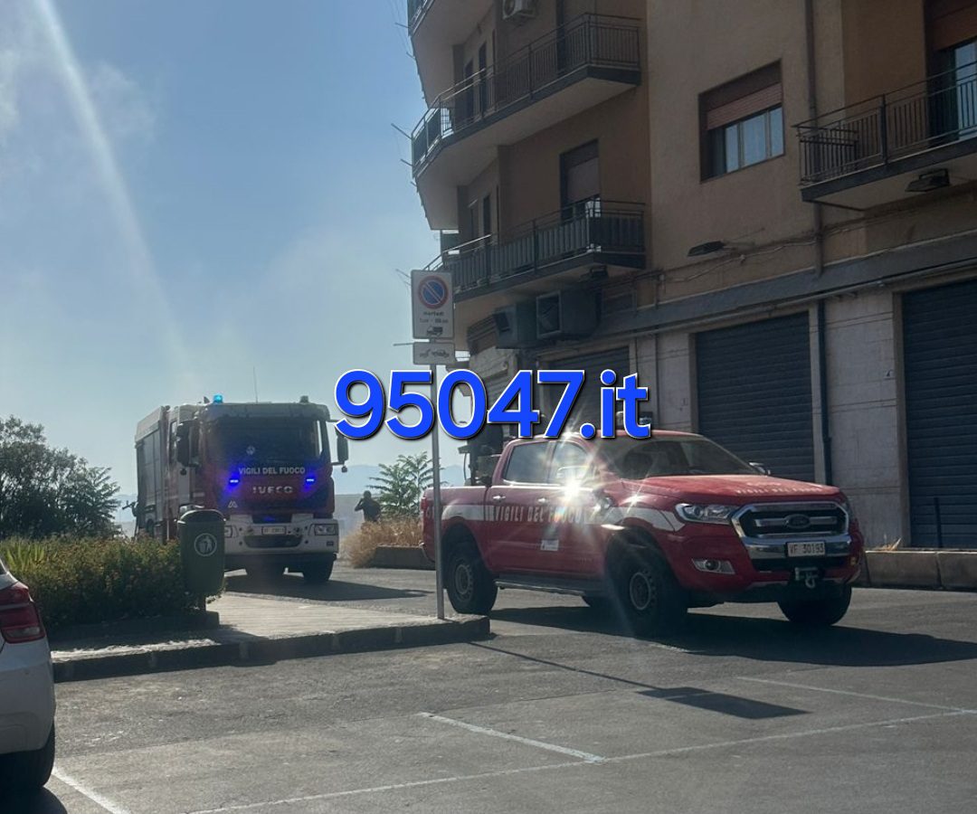 PATERNO'. INCENDIO IN LARGO ASSISI: FIAMME ALTISSIME, VIGILI DEL FUOCO SUL POSTO