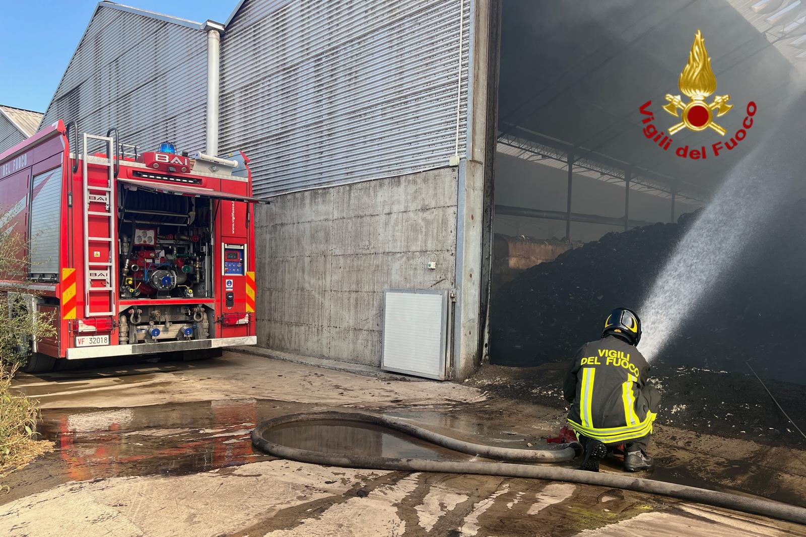 Incendio in capannone della zona industriale di Catania