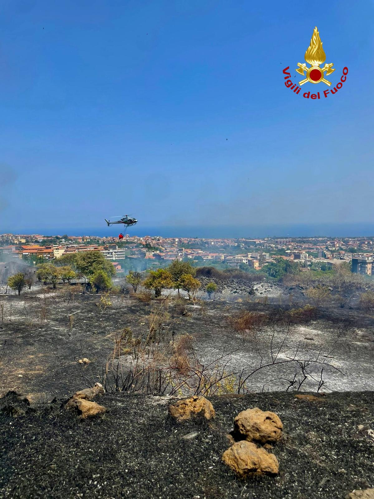 INCENDIO SULL'AUTOSTRADA A18 AD ACI CATENA, FIAMME ALLE SPALLE DEL CIMITERO: TRAFFICO IN TILT, LUNGHE CODE