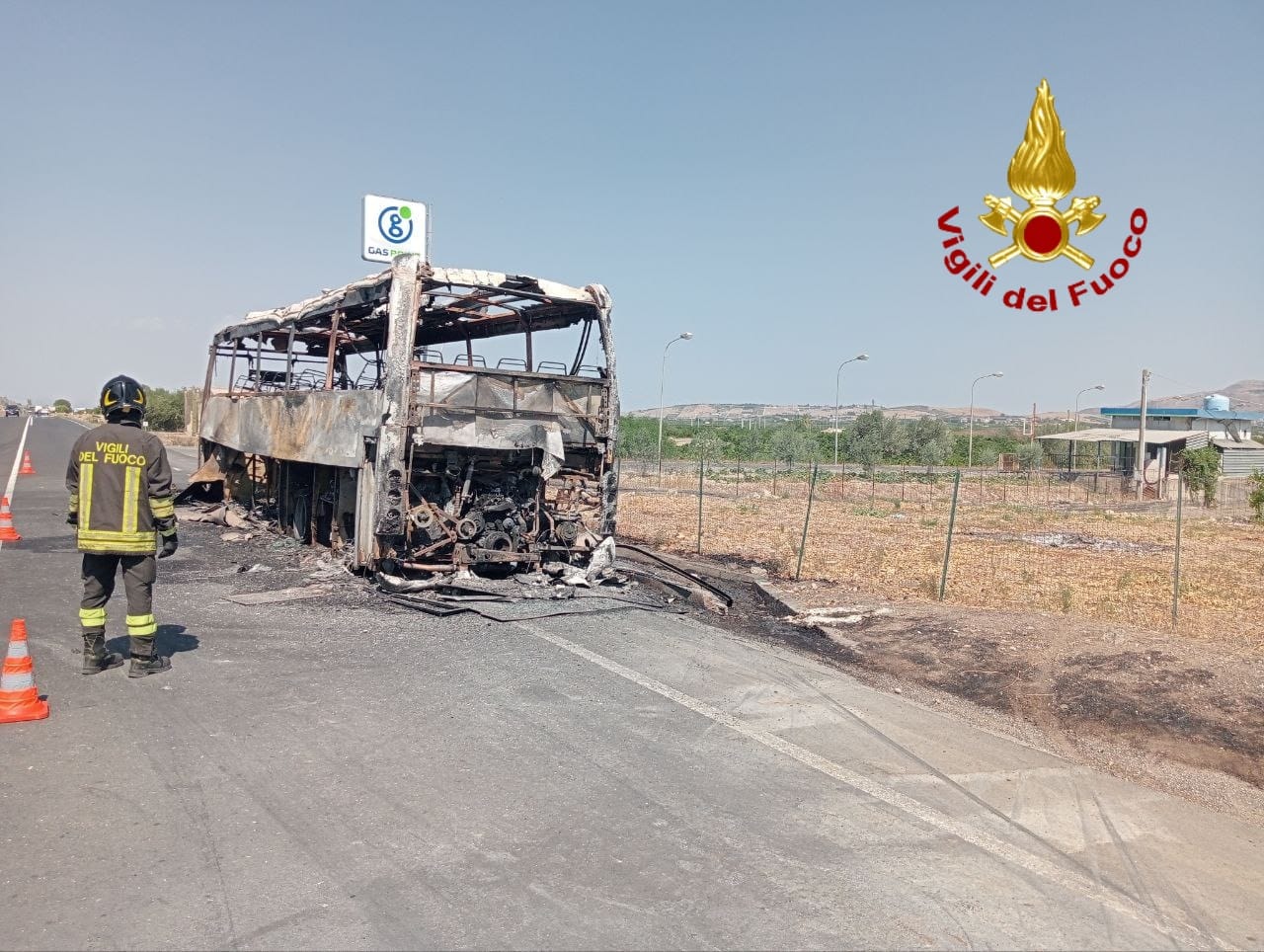 MINEO, AUTOBUS VA A FUOCO LUNGO LA STATALE: IL CONDUCENTE METTE IN SALVO I 19 PASSEGGERI