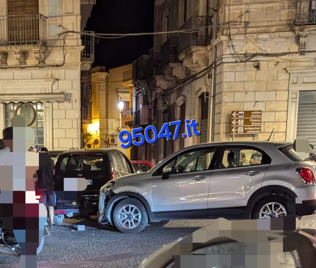 PATERNÒ: INCIDENTE IN PIAZZA REGINA MARGHERITA, COINVOLTE TRE AUTOVETTURE