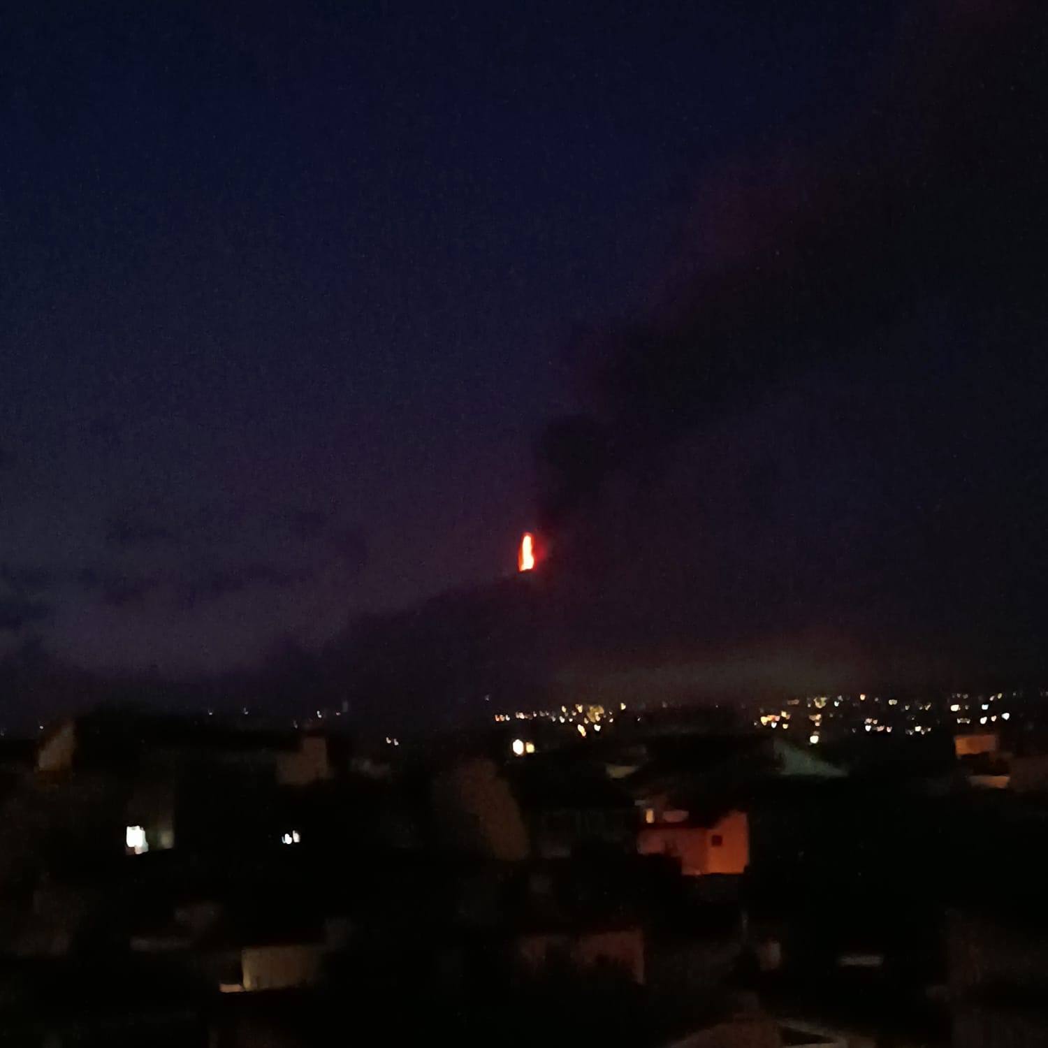 ETNA: PAROSSISMO CONCLUSO, TREMORE VULCANICO SU LIVELLO GIALLO - ATTENZIONE PER LA SABBIA CADUTA
