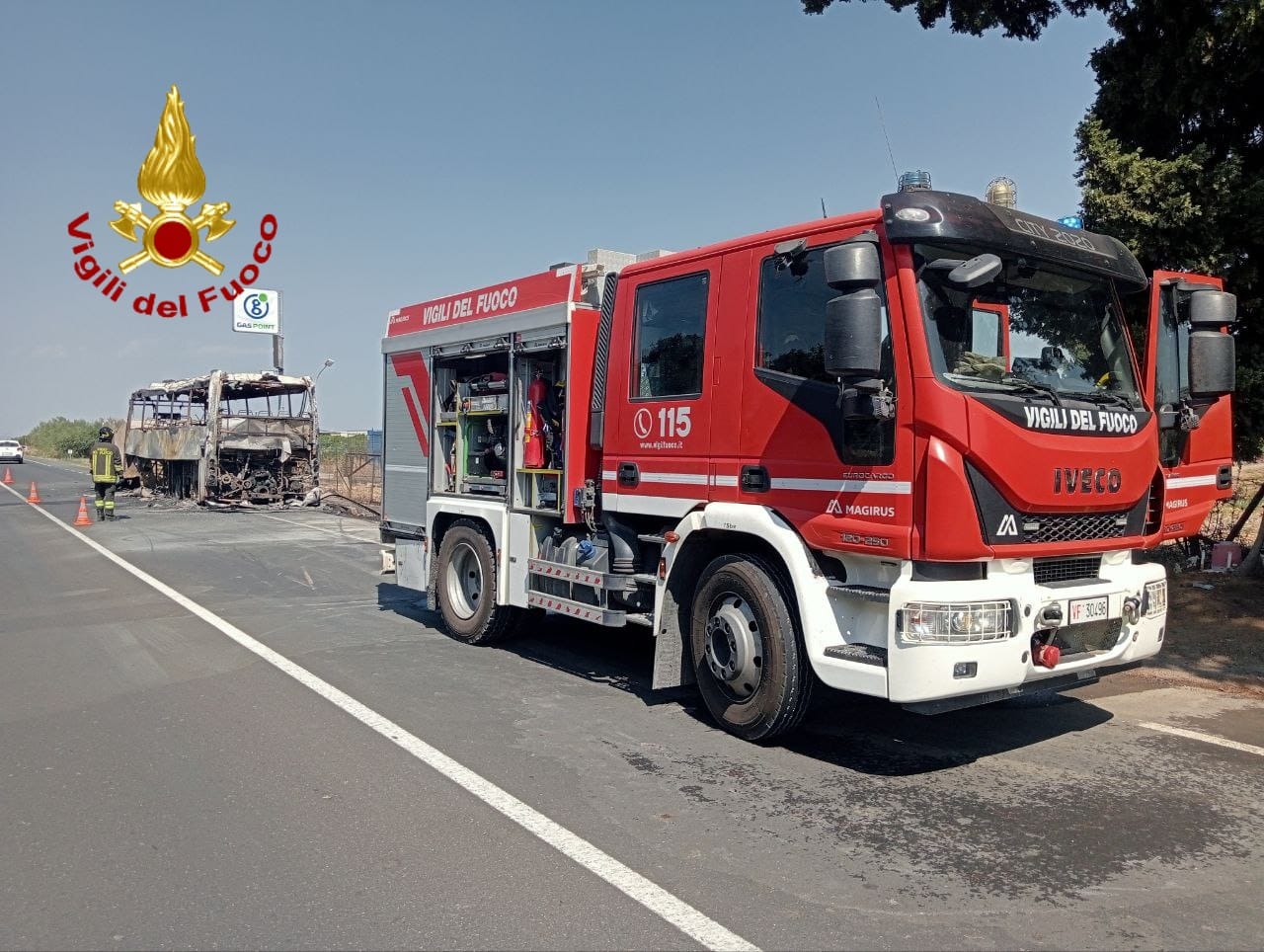 MINEO, AUTOBUS VA A FUOCO LUNGO LA STATALE: IL CONDUCENTE METTE IN SALVO I 19 PASSEGGERI