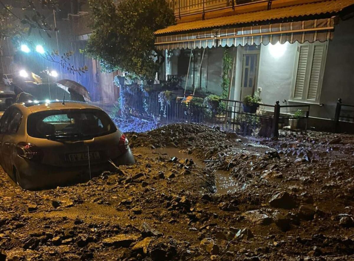 NOTTE DI PAURA PER IL MALTEMPO NEL MESSINESE: ALLAGAMENTI, FRANE STRADE BLOCCATE, CASE E HOTEL EVACUATI - 