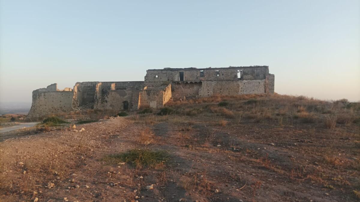 Visita al Castello di Poira: Tra Fascino Storico e Degrado - 