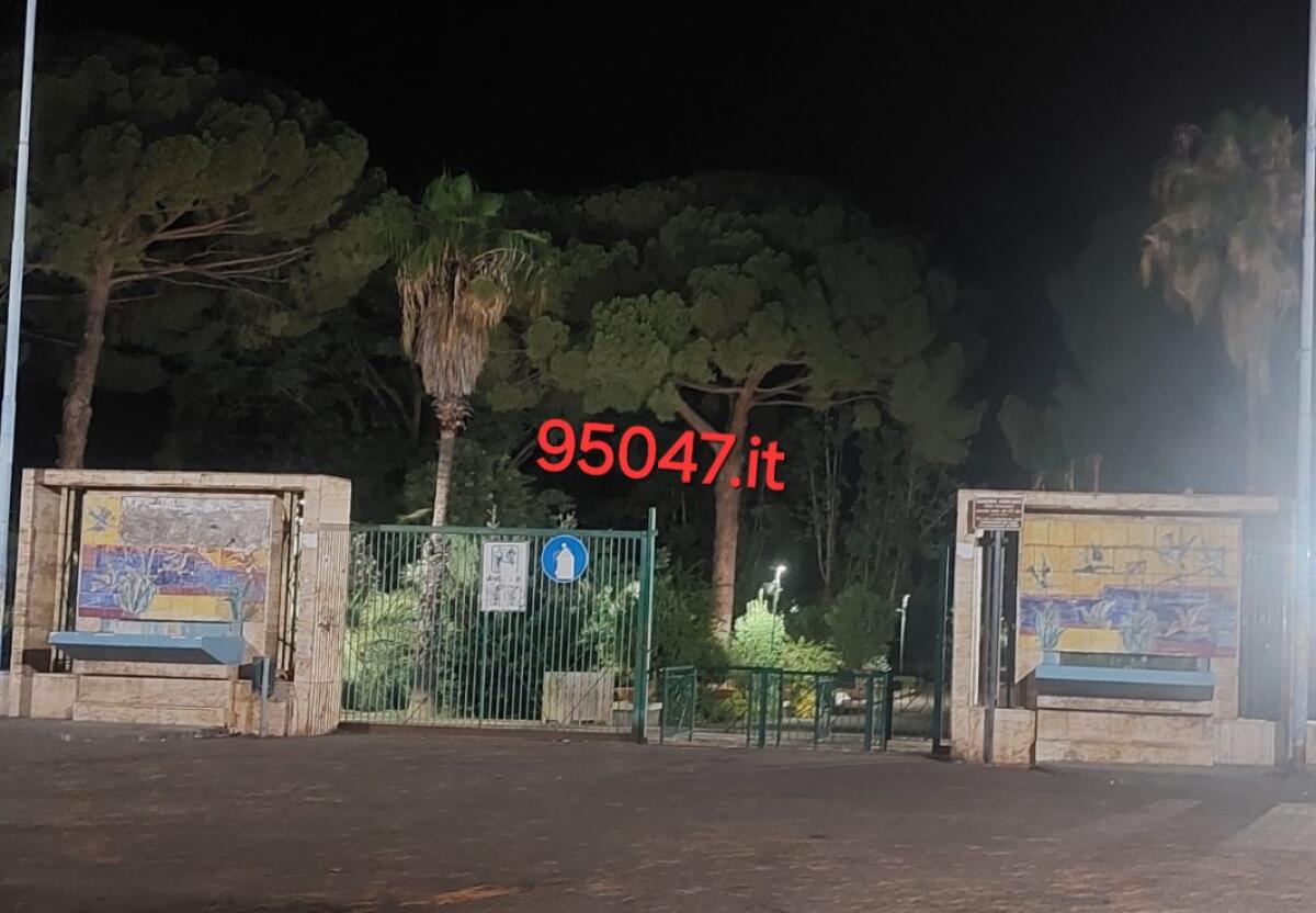 PATERNÒ. LA SEGNALAZIONE: DA GIORNI IL CANCELLO DELLA VILLA COMUNALE MONCADA RIMANE APERTO ANCHE DI NOTTE - 