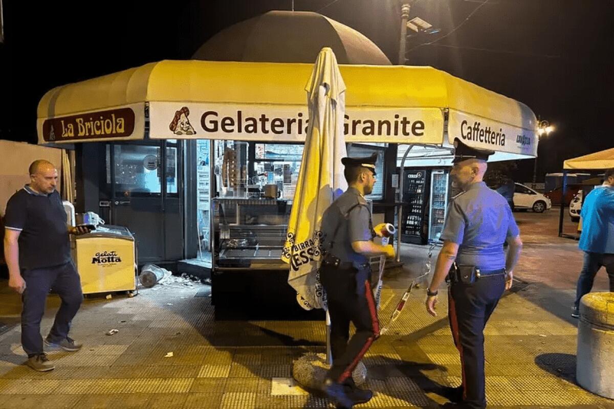 SPARATORIA IN UN BAR A GIARRE, FERITO UN CARABINIERE. CACCIA ALL’UOMO CHE HA FATTO FUOCO - 