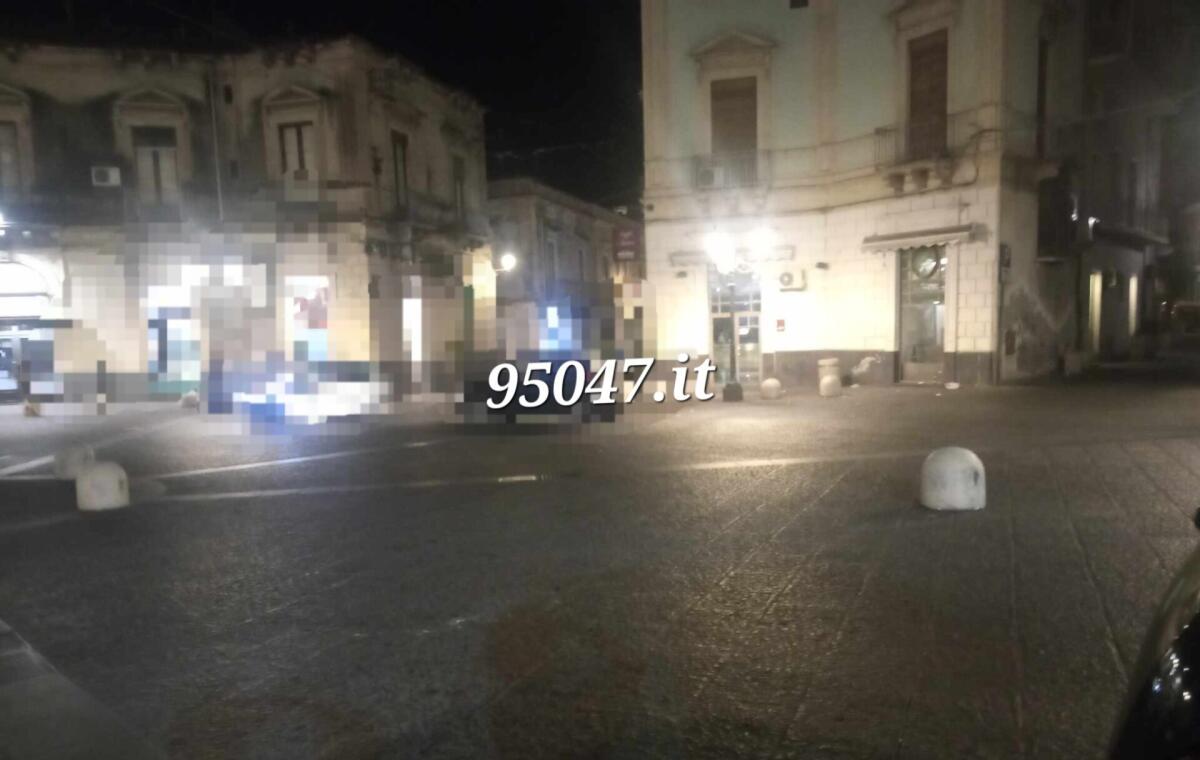 PATERNÒ. VANDALISMO NOTTURNO AI "4 CANTI": PANETTONE DI CEMENTO IN MEZZO ALLA STRADA - 
